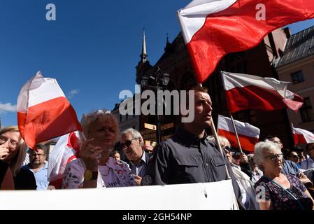 Torun, Polen, Polen. September 2021. Mitglieder der Anti-vax-Miliz nehmen am 5. September 2021 in Torun, Polen, an einem Protest Teil. Einige hundert Personen nahmen an einer Kundgebung Teil, die von der Partei der rechtsextremen Konföderation (Konfederacja) gegen obligatorische Impfstoffe, die Einführung des grünen COVID-19-Zertifikats, bekannt als Green Pass, und die Beschränkungen, die eingeführt wurden, um die Ausbreitung des SARS-CoV-2 Coronavirus einzudämmen. (Bild: © Aleksander Kalka/ZUMA Press Wire) Stockfoto