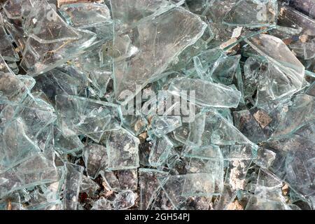 Zerbrochenes Glas. Stücke aus gebrochenem Glas. Scharfes Glas. Stockfoto