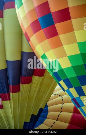 Bunte Heißluftballons werden aufgeblasen, Albuquerque International Balloon Fiesta, Albuquerque, New Mexico USA Stockfoto