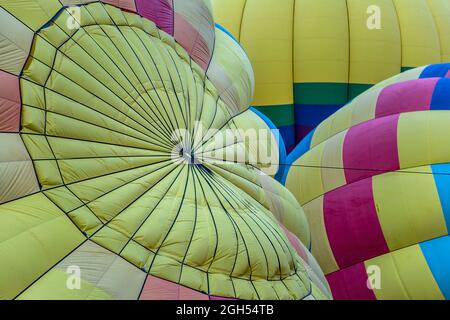 Bunte Heißluftballons werden aufgeblasen, Albuquerque International Balloon Fiesta, Albuquerque, New Mexico USA Stockfoto