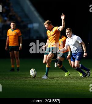 5. September 2021; Optus Stadium, Perth, Australien: Bledisloe Cup International Rugby, Australien gegen Neuseeland; Reece Hodge von den Wallabies startet mit einem Kick wieder ins Spiel Stockfoto