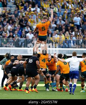 5. September 2021; Optus Stadium, Perth, Australien: Bledisloe Cup International Rugby, Australien gegen Neuseeland; Matt Philip von den Wallabies gewinnt die Linie aus Stockfoto