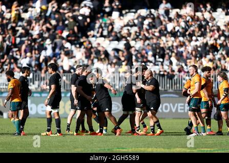 5. September 2021; Optus Stadium, Perth, Australien: Bledisloe Cup internationales Rugby, Australien gegen Neuseeland; Spieler schütteln nach dem Spiel die Hände Stockfoto