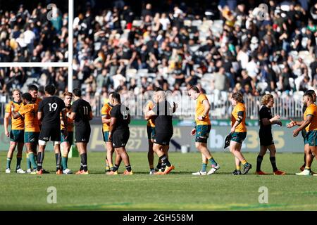 5. September 2021; Optus Stadium, Perth, Australien: Bledisloe Cup internationales Rugby, Australien gegen Neuseeland; Spieler schütteln nach dem Spiel die Hände Stockfoto