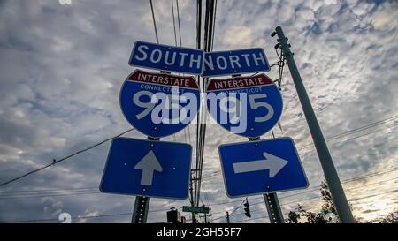 NORWALK, CT, USA, 5. SEPTEMBER 2021: Interstate Road signon Post Road /Connecticut Avenue/ am Morgen Stockfoto