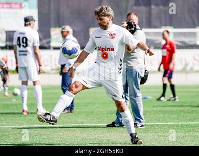 Hamburg, Deutschland. September 2021. Patrick Bach, Schauspieler, erwärmt sich auf dem Spielfeld bei der Charity-Veranstaltung „Kicken mit Herz“. Prominente Spieler des Teams „Hamburg Allstars“ treten bei der Veranstaltung zugunsten der pädiatrischen Kardiologie des Universitätsklinikums Hamburg Eppendorf (UKE) gegen eine Auswahl von Ärzten des UKE an. Quelle: Axel Heimken/dpa/Alamy Live News Stockfoto