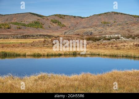 Blick auf den Altai-See Dzhangyskol und das Bergplateau Eschtykel. North Chui Ridge. Altai, Sibirien, Russland. Stockfoto