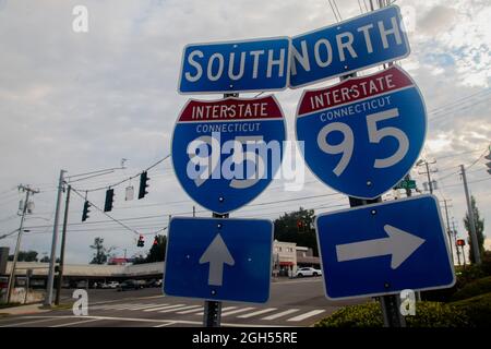 NORWALK, CT, USA, 5. SEPTEMBER 2021: Interstate Road signon Post Road /Connecticut Avenue/ am Morgen Stockfoto