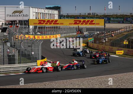 Start des Rennens, 01 Hauger Dennis (NOR), Prema Racing, Dallara F3, 06 Schumacher David (ger), Trident Racing, Dallara F3, Aktion beim 6. Lauf der FIA Formel 3 Meisterschaft 3 vom 5. Bis 2021. September 2021 auf dem Circuit Zandvoort, in Zandvoort, Niederlande - Photo Diederik van der Laan / Dutch Photo Agency / DPPI Stockfoto