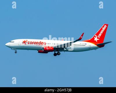 Heraklion, Griechenland - 20. August 2021 - Eine Boeing 737-800 der Low-Cost-Fluggesellschaft Corendon Airlines mit der Identifikationsnummer 9H-TJB nähert sich Stockfoto