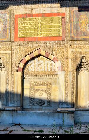 OL und historisches muslimisches Portal mit Waschbecken und Arabesken in Istanbul, Türkei Stockfoto