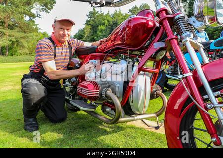 Ayr, Großbritannien. September 2021. Mitglieder des Ayr Vintage Motorcycle Club hielten eine Ausstellung einiger der Motorräder ab, die restauriert wurden und im Besitz von Clubmitgliedern sind. Der Club mit über 80 Mitgliedern besitzt insgesamt mehr als 500 Oldtimer- und Oldtimer-Motorräder. Alex Crawford aus Newmilns poliert sein restauriertes BMW R100 Motorrad aus dem Jahr 1979. Kredit: Findlay/Alamy Live Nachrichten Stockfoto