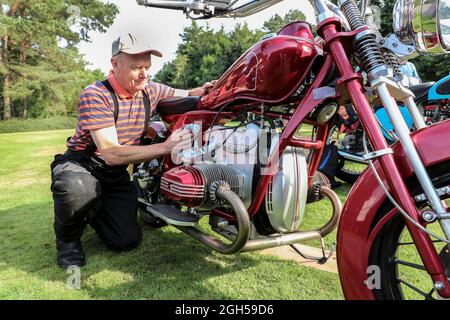 Ayr, Großbritannien. September 2021. Mitglieder des Ayr Vintage Motorcycle Club hielten eine Ausstellung einiger der Motorräder ab, die restauriert wurden und im Besitz von Clubmitgliedern sind. Der Club mit über 80 Mitgliedern besitzt insgesamt mehr als 500 Oldtimer- und Oldtimer-Motorräder. Alex Crawford aus Newmilns poliert sein restauriertes BMW R100 Motorrad aus dem Jahr 1979. Kredit: Findlay/Alamy Live Nachrichten Stockfoto