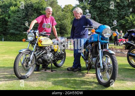 Ayr, Großbritannien. September 2021. Mitglieder des Ayr Vintage Motorcycle Club hielten eine Ausstellung einiger der Motorräder ab, die restauriert wurden und im Besitz von Clubmitgliedern sind. Der Club mit über 80 Mitgliedern besitzt insgesamt mehr als 500 Oldtimer- und Oldtimer-Motorräder. Bild von Brian Baillie aus Ayr mit seiner gelb gefärbten Honda 400 Four aus dem Jahr 1977 und Ken Robson aus Ayr mit seiner blau gefärbten Honda CX 500 aus dem Jahr 1978. Kredit: Findlay/Alamy Live Nachrichten Stockfoto