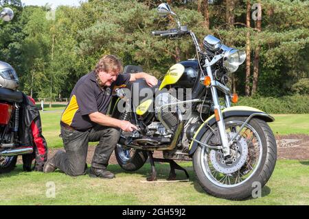 Ayr, Großbritannien. September 2021. Mitglieder des Ayr Vintage Motorcycle Club hielten eine Ausstellung einiger der Motorräder ab, die restauriert wurden und im Besitz von Clubmitgliedern sind. Der Club mit über 80 Mitgliedern besitzt insgesamt mehr als 500 Oldtimer- und Oldtimer-Motorräder. Bild von Ricky Leiper aus Ayr, der sein Motorrad mit 1100 ccm Hubraum von 1995 Moto Guzzi California poliert. Kredit: Findlay/Alamy Live Nachrichten Stockfoto