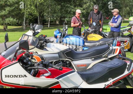 Ayr, Großbritannien. September 2021. Mitglieder des Ayr Vintage Motorcycle Club hielten eine Ausstellung einiger der Motorräder ab, die restauriert wurden und im Besitz von Clubmitgliedern sind. Der Club mit über 80 Mitgliedern besitzt insgesamt mehr als 500 Oldtimer- und Oldtimer-Motorräder. Kredit: Findlay/Alamy Live Nachrichten Stockfoto