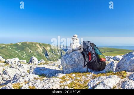 Rucksack auf dem Berg, Erholung im Freien Stockfoto