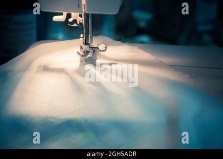 Nahaufnahme von Nadel und Faden auf Nähmaschine Stoff Industrie Geschäft Haushalt. Stockfoto