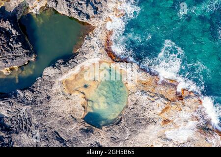 Luftaufnahme natürlicher Pool am Meer, Mosteiros, Sao Miguel. Azoren Stockfoto