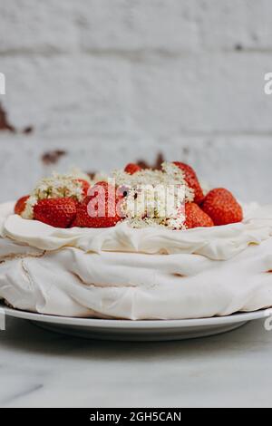 Eine Erdbeere und Holunderblüte pavlova Stockfoto