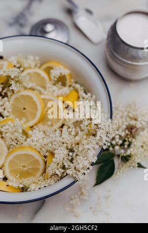 Holunderblüten mit frischen Blumen, Zucker und Zitrone zubereiten Stockfoto