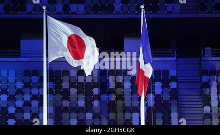 Tokio, Japan. September 2021. Paralympics: Abschlussfeier im Olympiastadion. Bei der Abschlussfeier der Paralympischen Spiele fliegt die französische Flagge (r) im Wind neben der japanischen Flagge. Die nächsten Spiele werden 2024 in Paris stattfinden. Kredit: Marcus Brandt/dpa/Alamy Live Nachrichten Stockfoto