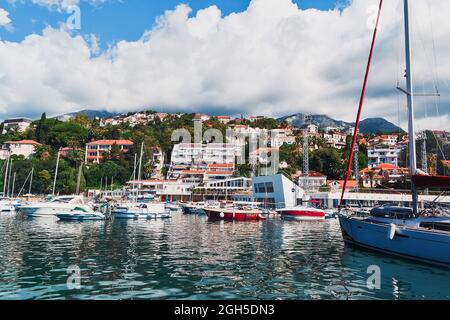 Budva, Montenegro, 16. Juli 2021: Nahaufnahme der Bucht von Kotor, der Berge und des Dorfes Herceg Novi von einer Yacht aus. Shkver Hafen mit angedockt Stockfoto
