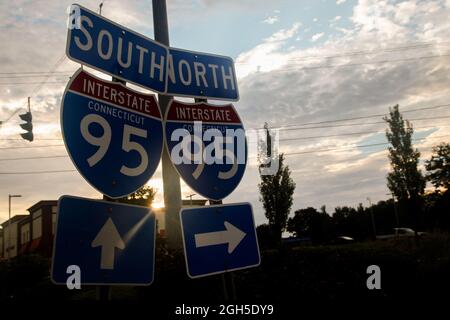 NORWALK, CT, USA - 5. SEPTEMBER 2021: Autobahnschild auf der Post Road mit morgendlicher Sonneneinstrahlung Stockfoto