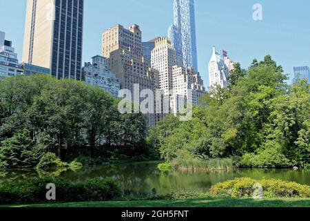 Central Park und Gebäude spiegeln sich in Midtown Manhattan, New York City Stockfoto