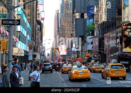 NEW YORK, USA - 5. August 2014: Rush Hour mit gelbem Taxi auf der 7. Avenue in Manhattan vor Sonnenuntergang. Die Seventh Avenue befindet sich unterhalb des Central Park und A in südlicher Richtung Stockfoto