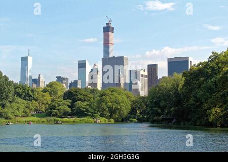 NEW YORK, USA - 5. August 2014: Teich im Central Park in NYC. Central Park und Skyline von Manhattan. Skyline von Midtown Manhattan vom Central Par aus gesehen Stockfoto
