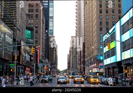 NEW YORK, USA - 5. August 2014: Rush Hour mit gelbem Taxi auf der 7. Avenue in Manhattan vor Sonnenuntergang. Die Seventh Avenue befindet sich unterhalb des Central Park und A in südlicher Richtung Stockfoto