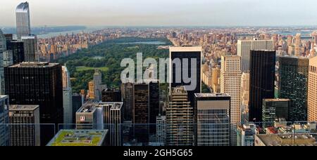 New York City, USA - 6. August 2014: Luftaufnahme des Central Park und des Wolkenkratzers Stockfoto