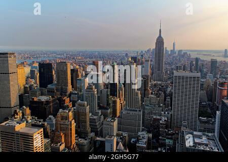 New York City, USA - 6. August 2014: Das Empire State Building, das One World Trade Center, der Times Square und die Skyline von Downtown Manhattan bei Sonnenuntergang Stockfoto