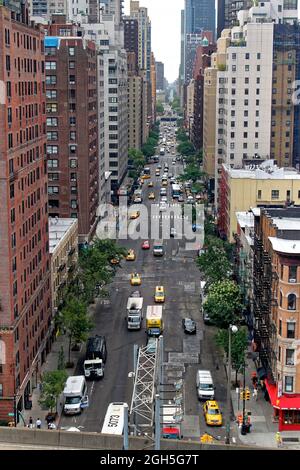 New York, USA - 6. August 2014: 1. Avenue von der Roosevelt Island Tramway aus gesehen Stockfoto