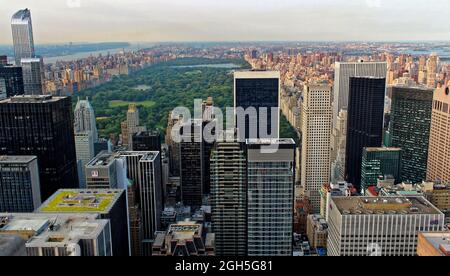 New York City, USA, Central Park von der Spitze des Felsens aus gesehen, Rockefeller Center, 6. August 2014 Stockfoto