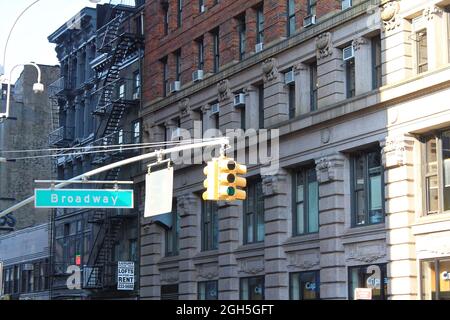 New York, USA - 22. November 2010: Alte Wohngebäude im Broadway-Viertel. Feuertreppe. Stockfoto