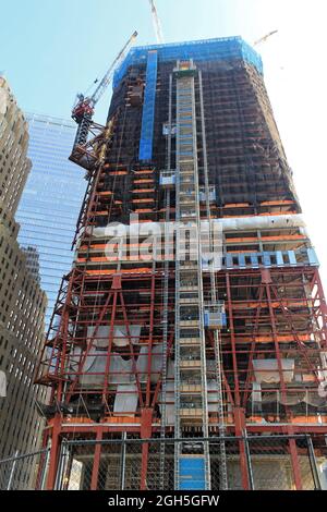 New York, USA - 22. November 2010: Das Gelände des World Trade Centers wird einige Jahre nach dem Terroranschlag von 2001 in New saniert und wieder aufgebaut Stockfoto