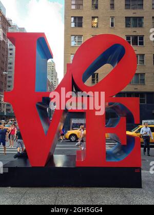 New York, USA - 4. August 2014: Sculpture Love in New york City liegt an der 6th Avenue und der 55th Street Stockfoto