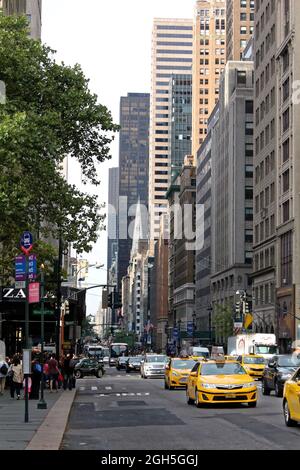 New York - 3. August 2017, Yellow Taxi Taxis fahren auf der 5th Avenue in New York City, USA Stockfoto