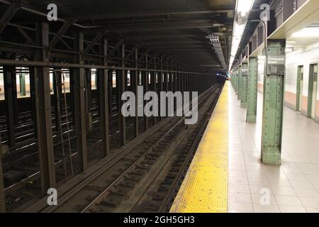 New York, USA - 3. August 2014: Christopher St und Sheridan St U-Bahn-Station in Manhattan Stockfoto