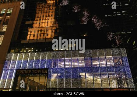 New York, USA - 21. November 2010: Trump Tower in NYC bei Nacht Stockfoto