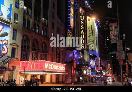 New York, USA - 22. November 2010: Times Square at Night, ein großes Geschäftsviertel in Midtown Manhattan Stockfoto