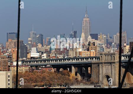 New York, USA - 22. November 2010: Manhattan Bridge und die Skyline von New York vor Sonnenuntergang Stockfoto