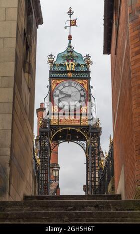 Stufen führen zur Eastgate Clock und der Brücke, die die Haupteinkaufsstraße in Chester überspannt. Stockfoto