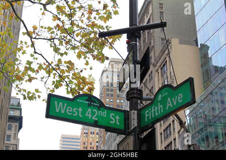 New York, USA - 20. November: Schild Fifth Avenue und West 42nd Street in New York City Stockfoto