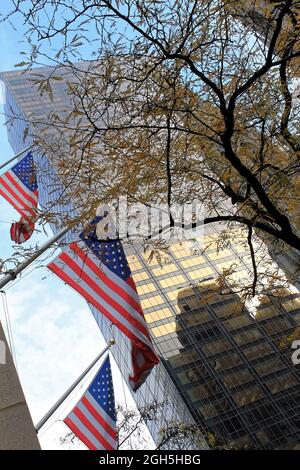 New York, USA - November 20: Drei US-Flaggen vor einem Gebäude in New York Stockfoto