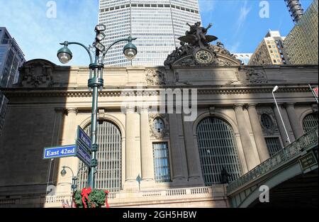 New York, USA - 20. November: Eine Überführung am Pershing Square am Haupteingang des Grand Central Terminals. Stockfoto