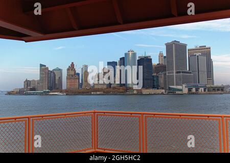 Panoramabild der Skyline von Lower Manhattan vom Staten Island Ferry Boat, New York City. Stockfoto