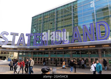 New York, USA - 20. November 2017: Berühmtes Staten Island Fähreingangsschild in New York City. Stockfoto